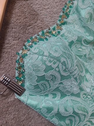 Vestido largo verde con pedrería