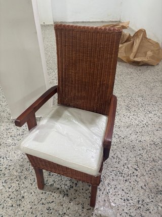 Mesa comedor cristal y 6 sillas mimbre