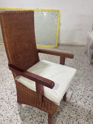 Mesa comedor cristal y 6 sillas mimbre