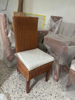 Mesa comedor cristal y 6 sillas mimbre
