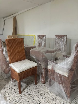 Mesa comedor cristal y 6 sillas mimbre