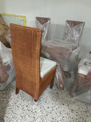 Mesa comedor cristal y 6 sillas mimbre