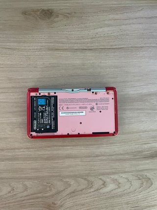 Nintendo 3DS Roja (Para Piezas) + Cargador