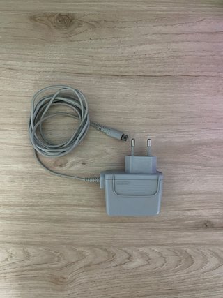 Nintendo 3DS Roja (Para Piezas) + Cargador