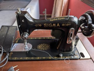 Máquina de coser Sigma a corriente.