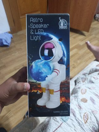 Altavoz Astro y Luz LED Cambiante