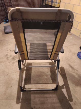 Silla reclinable y plegable camping Quechua beige.
