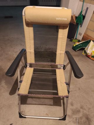 Silla reclinable y plegable camping Quechua beige.