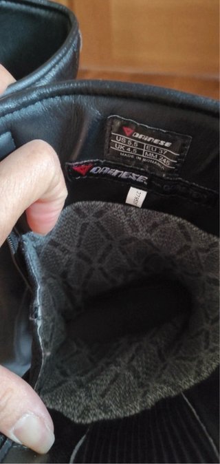Botas de moto Dainese negras de mujer.
