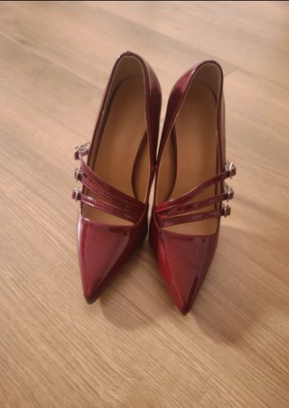 Zapatos de tacón rojos con tiras