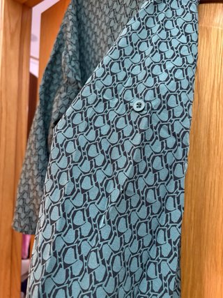 Blusa con manga enrollable