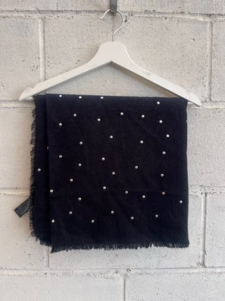 Bufanda Zara negra con tachuelas plateadas