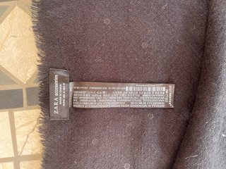 Bufanda Zara negra con tachuelas plateadas