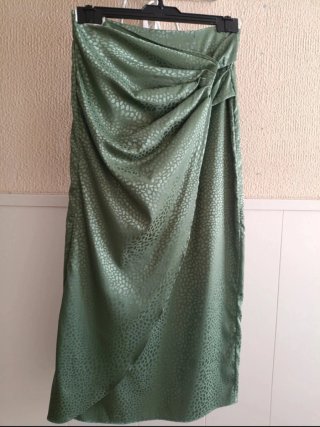 Falda midi verde con estampado