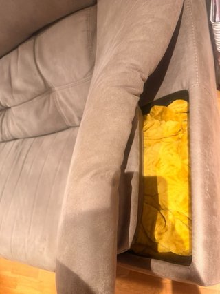 Sofá de tela beige y marrón