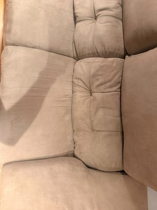 Sofá de tela beige y marrón