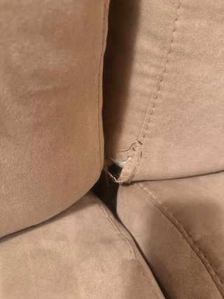 Sofá de tela beige y marrón