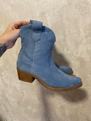 Botines cowboy ante azul