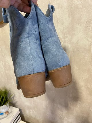 Botines cowboy ante azul