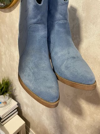 Botines cowboy ante azul