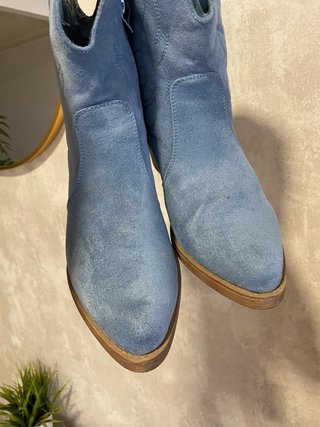 Botines cowboy ante azul