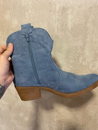 Botines cowboy ante azul