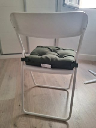 Silla Ikea blanca con cojín verde