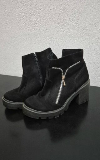 Botines negros con cremallera