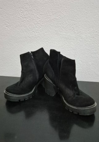 Botines negros con cremallera