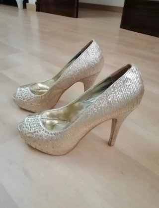 Zapatos de fiesta dorados
