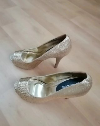 Zapatos de fiesta dorados