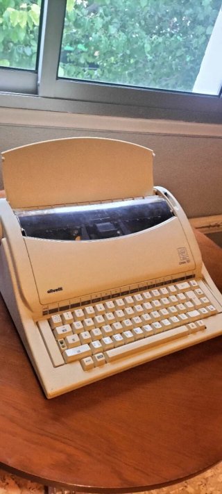 Máquina de escribir Olivetti Linea 101