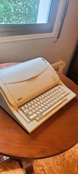 Máquina de escribir Olivetti Linea 101