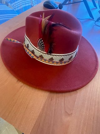 Sombrero peruano con plumas