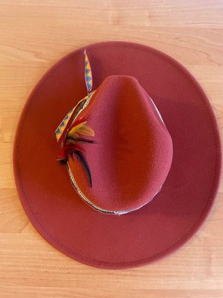 Sombrero peruano con plumas