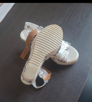 Sandalias de cuña estampadas