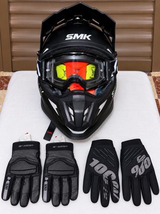 Casco SMK y guantes moto
