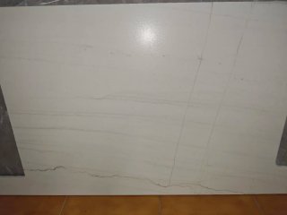 Encimera de porcelánico con diseño veteado