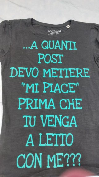 T-shirt BFLAK.COM con scritta divertente