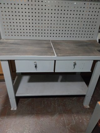 Banco de trabajo con panel perforado