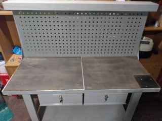 Banco de trabajo con panel perforado