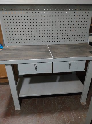 Banco de trabajo con panel perforado