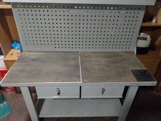 Banco de trabajo con panel perforado