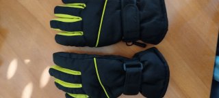 Guantes negros y verdes