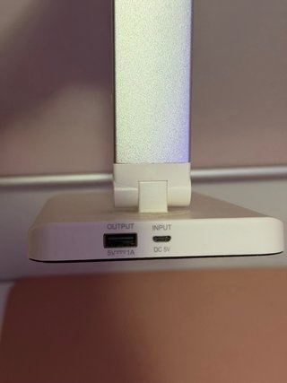 Lámpara de escritorio LED plateada y blanca