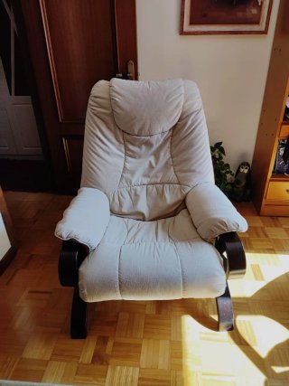 Sillón cómodo tela y madera