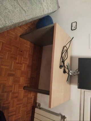 Vendo escritorio madera y metal en Barcelona.