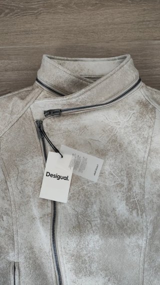 Chaqueta Desigual Beige y Blanca