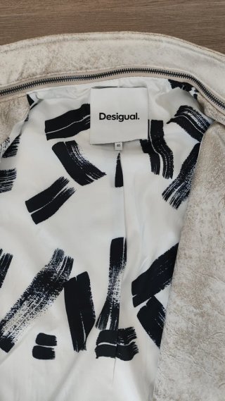 Chaqueta Desigual Beige y Blanca