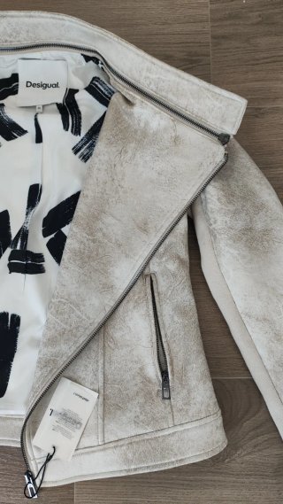 Chaqueta Desigual Beige y Blanca